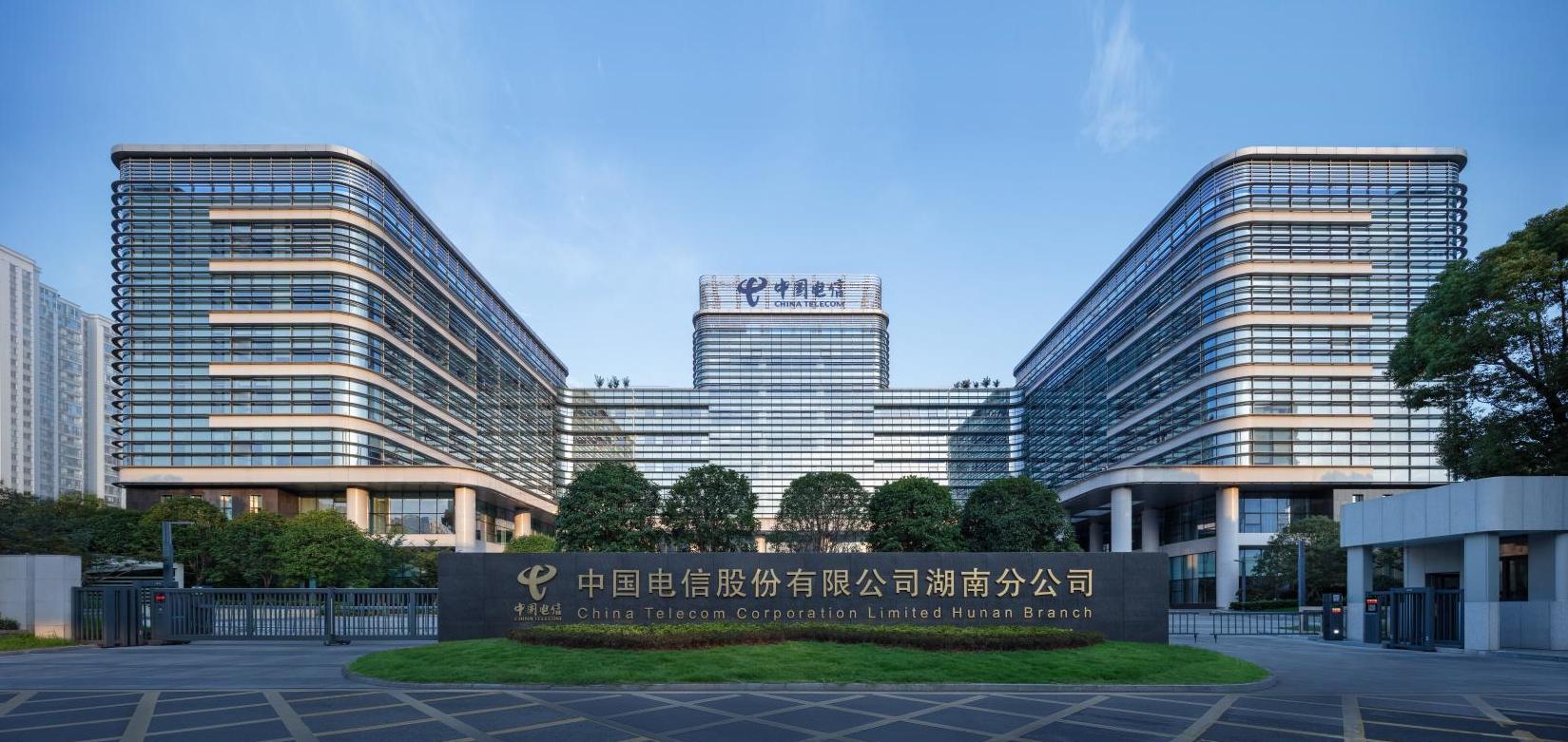 公司承建的湖南信息園（調(diào)度大樓、通信機(jī)房、地下室、附屬樓）工程榮獲兩項(xiàng)（土建、安裝）中國(guó)建設(shè)工程魯班獎(jiǎng)